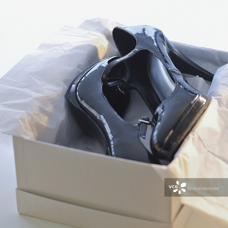 盒子里的高跟鞋图片素材