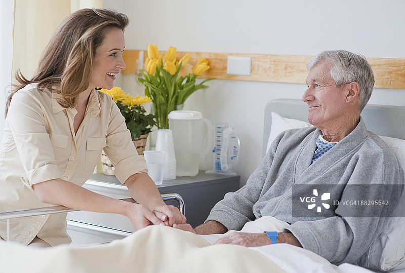 女儿在医院探望年迈的父亲图片素材