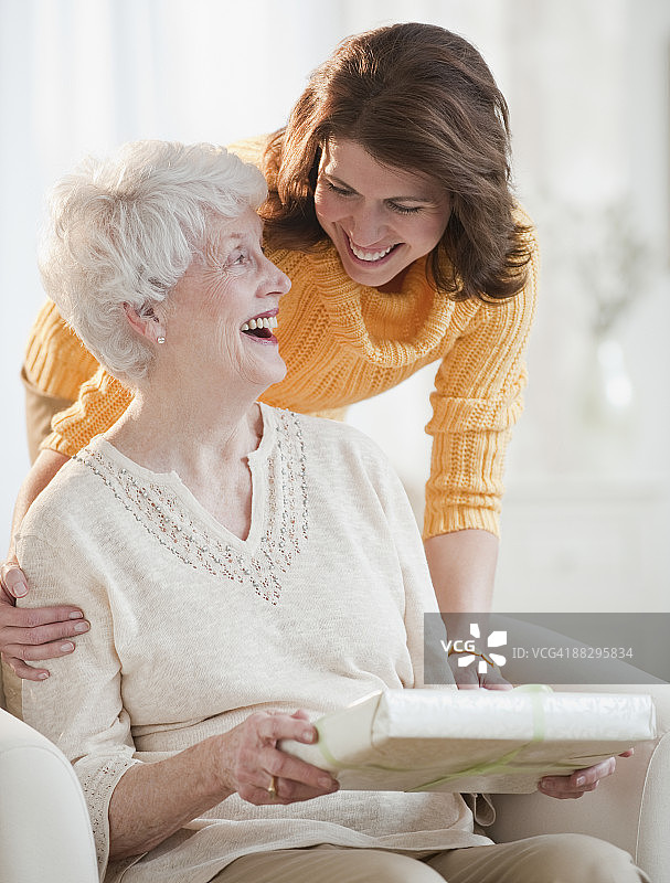 女儿送年长母亲礼物图片素材