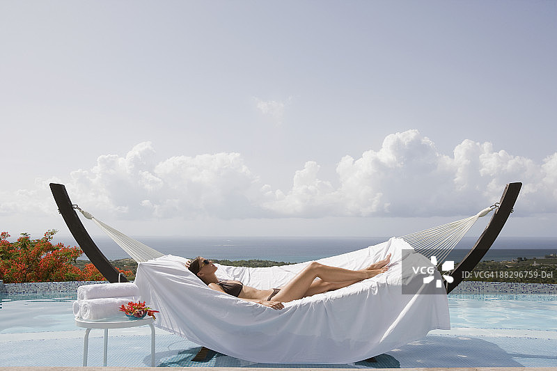在吊床上放松的女人图片素材