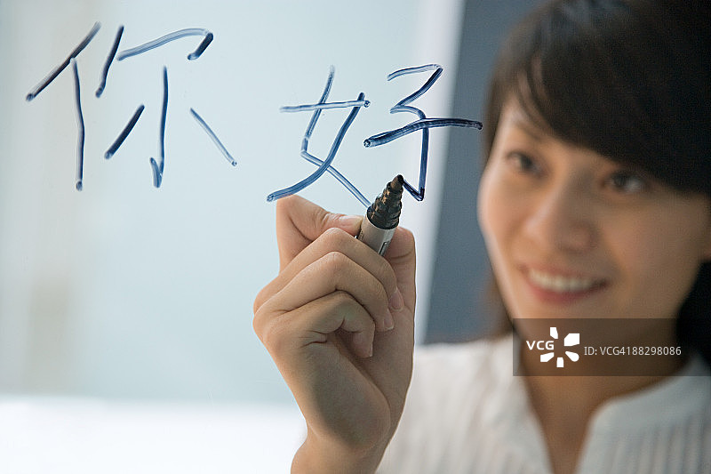 女人用中文写你好图片素材