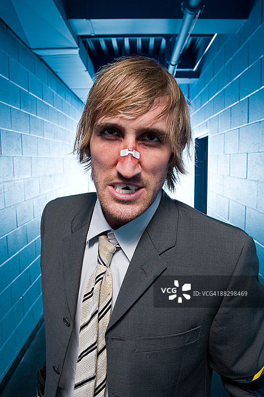 鼻子受伤的愤怒商人图片素材