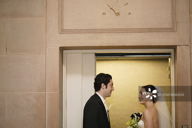 新娘新郎站在电梯门口图片素材