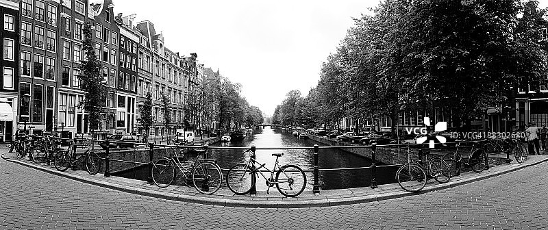 靠着栏杆的自行车图片素材