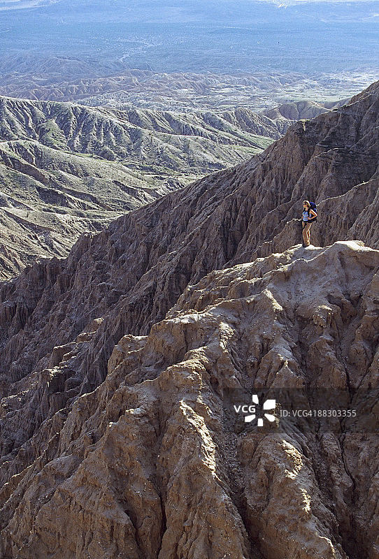 俯瞰加州博雷戈斯普林斯安扎-博雷戈沙漠州立公园卡里佐荒地的女子图片素材