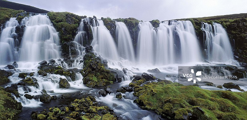冰岛中央高地壮观的崎岖瀑布图片素材