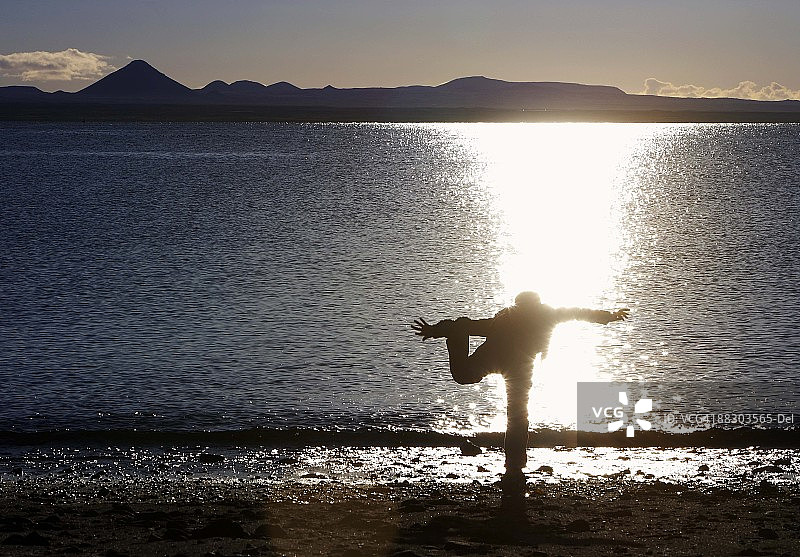 冰岛海滩上的女子剪影图片素材
