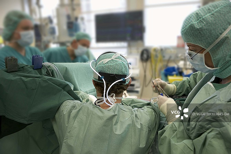 外科医生团队手术中图片素材