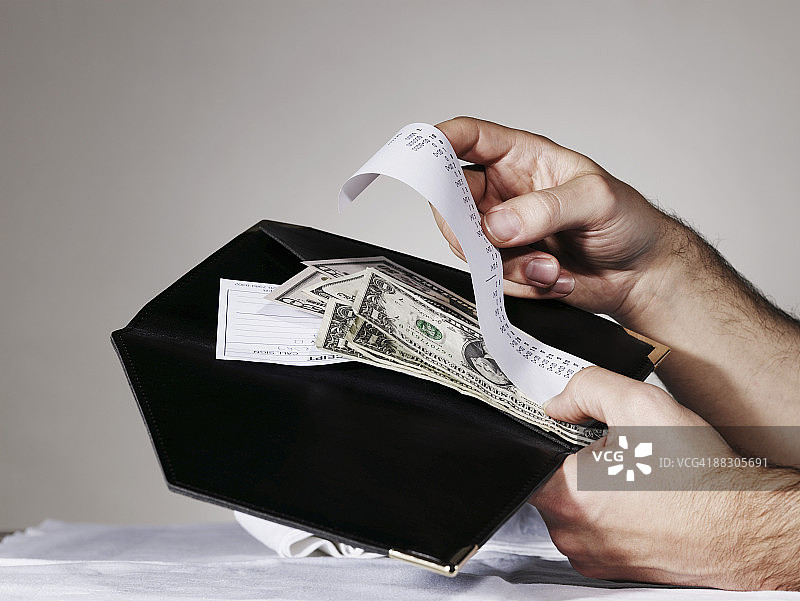 手持金钱和餐厅账单图片素材