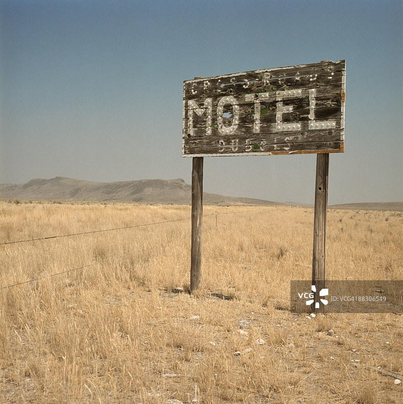 沙漠中的汽车旅馆标志图片素材