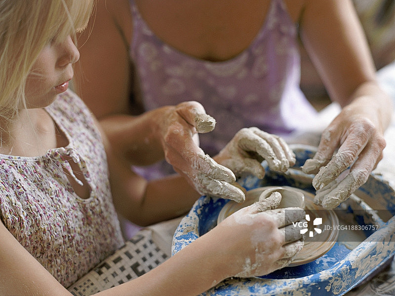 母女使用陶轮图片素材
