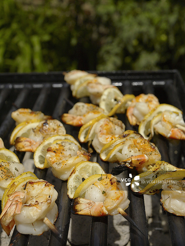烤架上的烤虾串图片素材