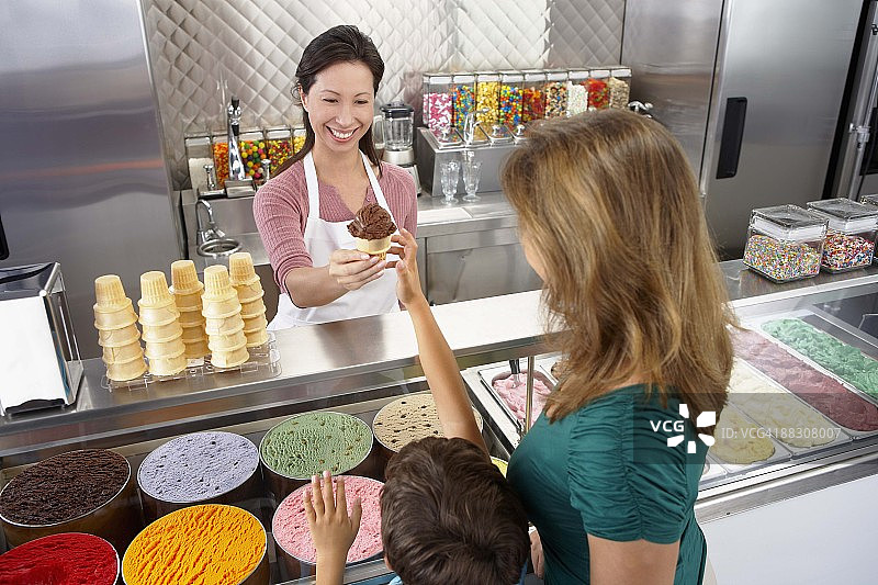 在冰淇淋店工作的女人图片素材