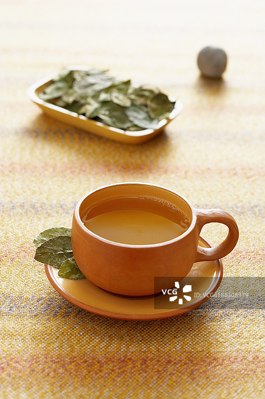 古柯茶、树叶和火山灰石图片素材