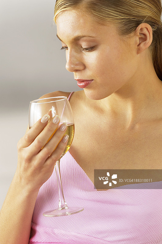 拿着一杯酒的女人图片素材