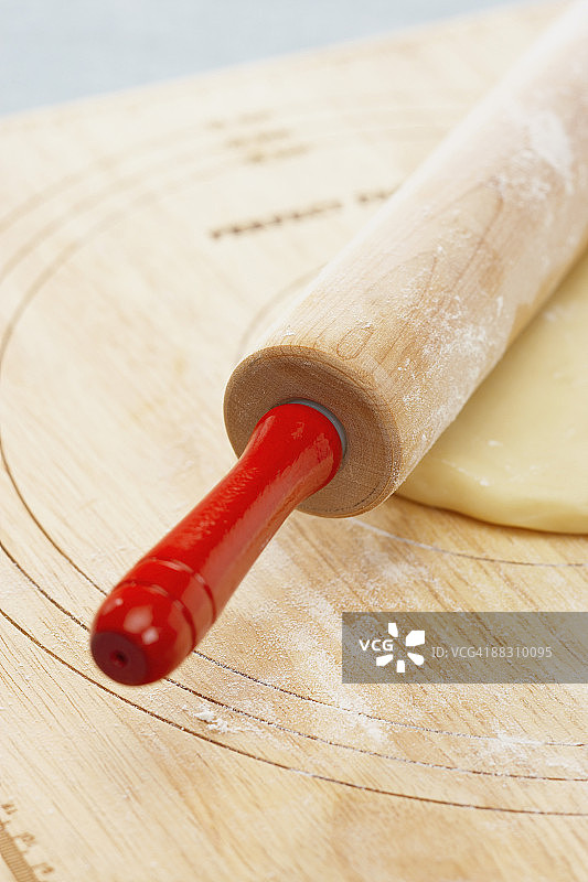 带擀面杖的面团图片素材