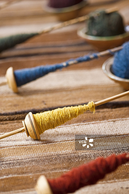 羊驼毛纱线和纺锤图片素材