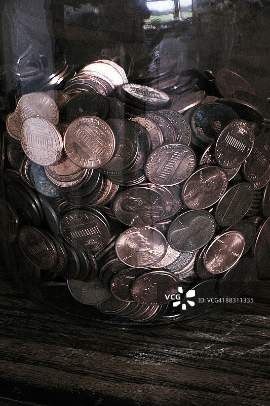 装满便士的玻璃罐图片素材