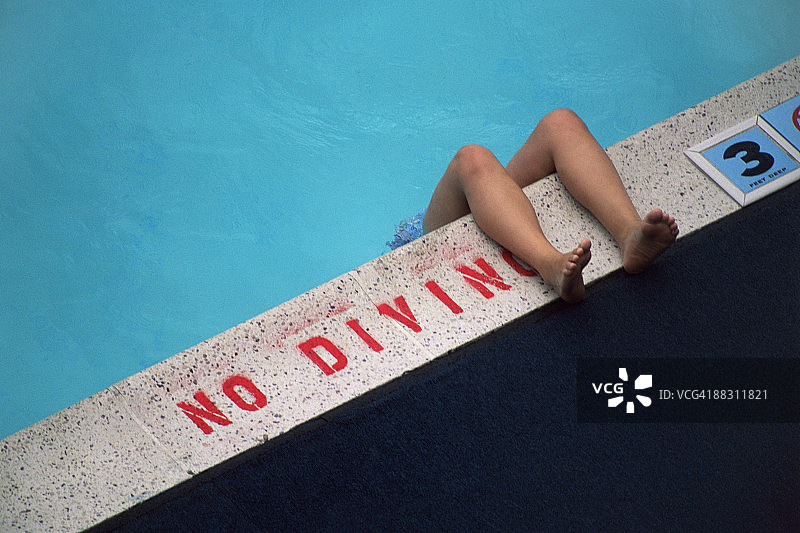 泳池边缘的腿图片素材