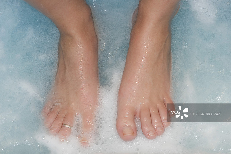 女士的双脚在浸泡图片素材
