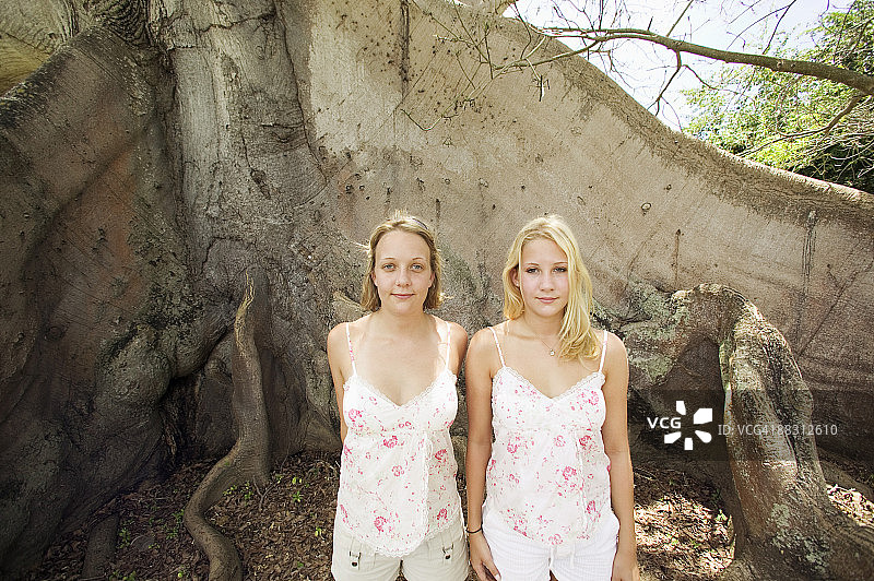 站在树根旁的女人配对图片素材