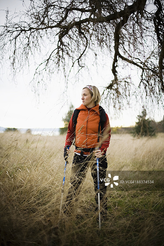 年轻女子徒步穿越探索公园图片素材