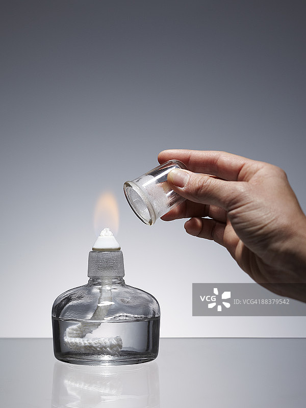 扑灭酒精灯的火焰图片素材