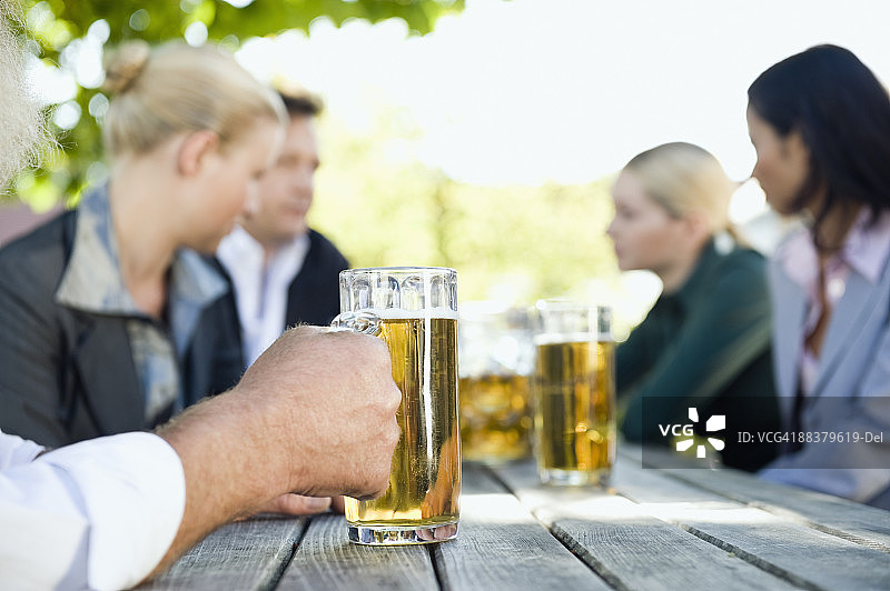 德国巴伐利亚州啤酒花园里的商务人士图片素材
