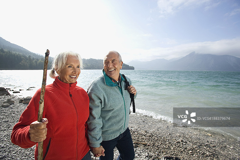 德国巴伐利亚瓦尔兴湖畔徒步旅行的老年夫妇图片素材