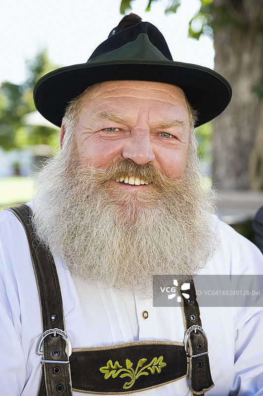 德国巴伐利亚州上巴伐利亚，穿着传统服饰的巴伐利亚男人微笑特写图片素材