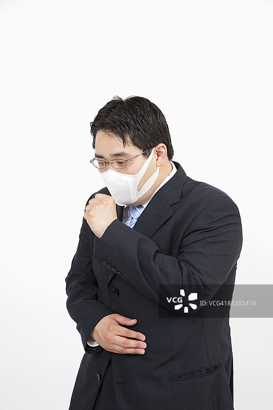 戴着口罩咳嗽的商人图片素材