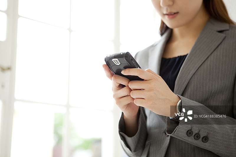 女人使用掌上电脑图片素材