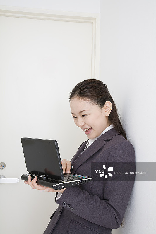 女人正在使用笔记本电脑图片素材