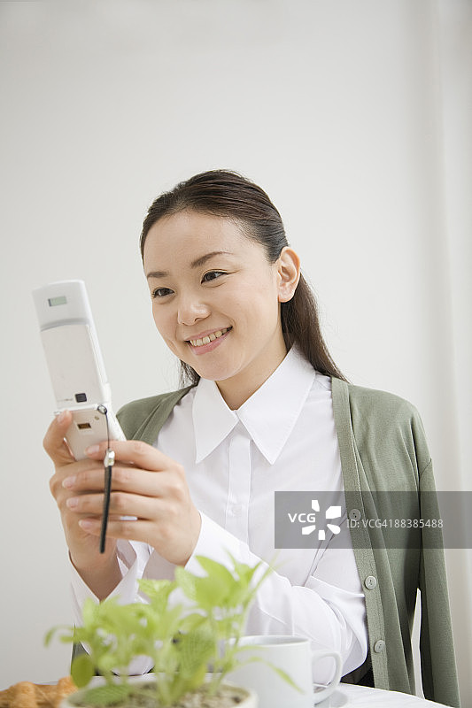 使用手机的女人图片素材