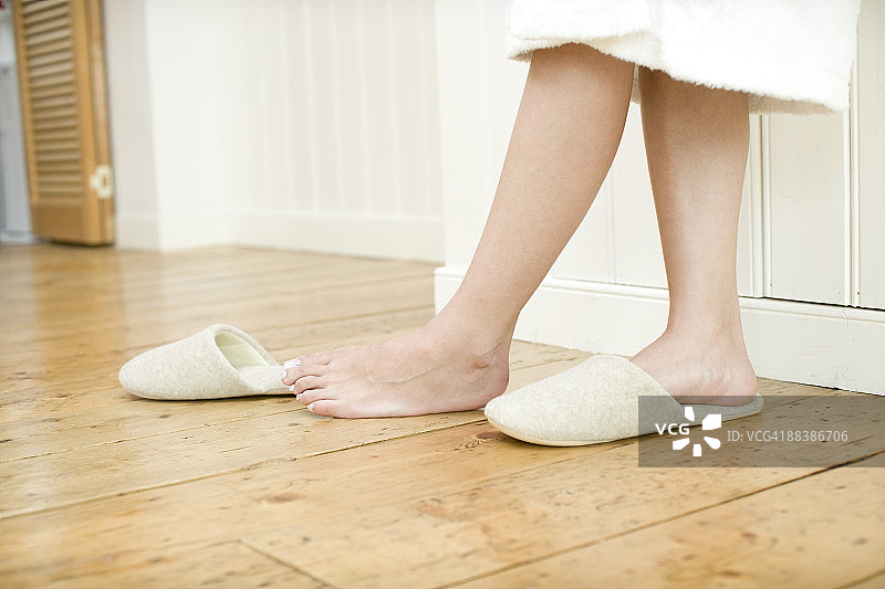 脚穿上拖鞋图片素材