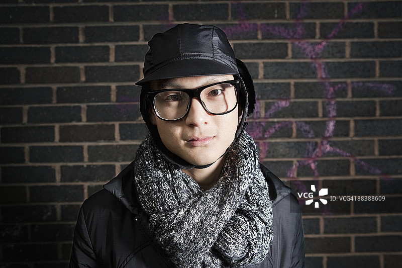 年轻亚洲男子肖像图片素材
