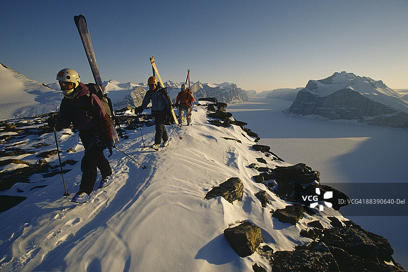 在加拿大巴芬岛山区行走的滑雪者图片素材