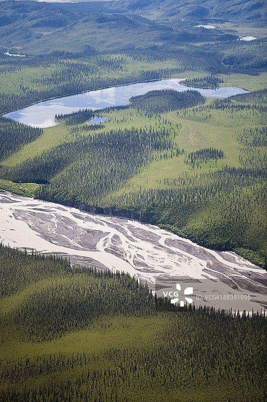 Wrangell-St.Elias国家公园，阿拉斯加，辫状河、湖泊和森林航拍图片素材