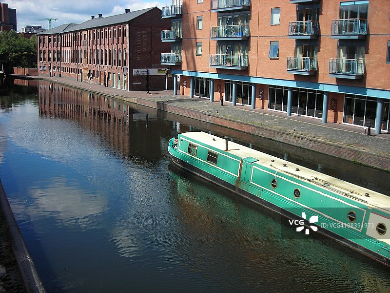 邮箱附近的绿色驳船图片素材