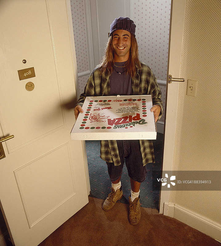 送披萨的男孩站在门口图片素材