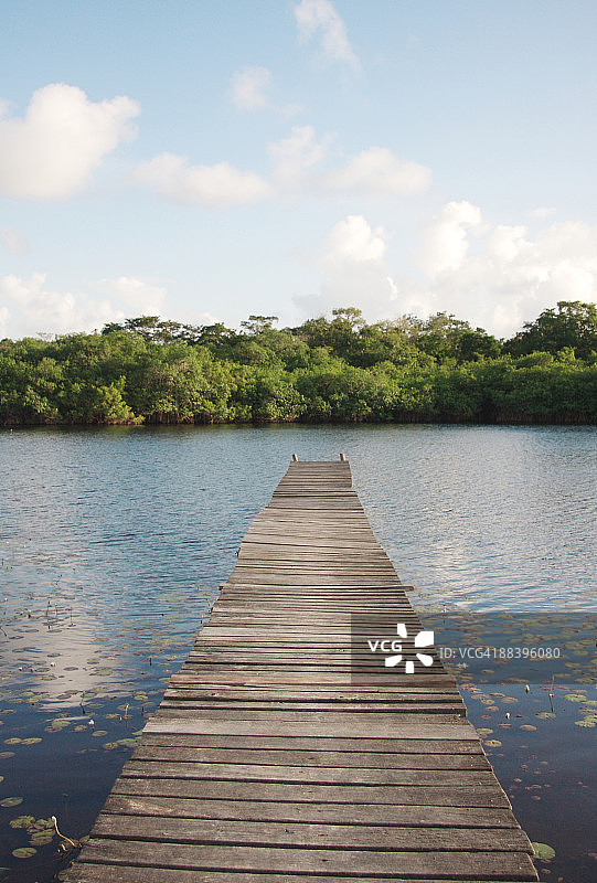 乡村风格的河上码头图片素材