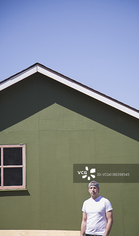 在有机农场工作的工人图片素材