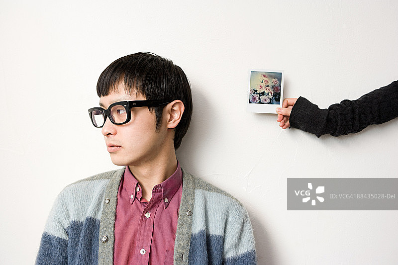 年轻男人和照片图片素材