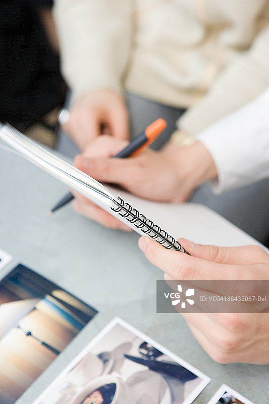 使用笔记本和照片的人图片素材