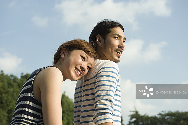 年轻夫妇在户外图片素材