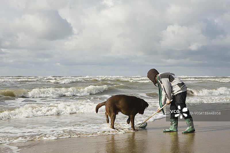 和狗在海边的男孩图片素材