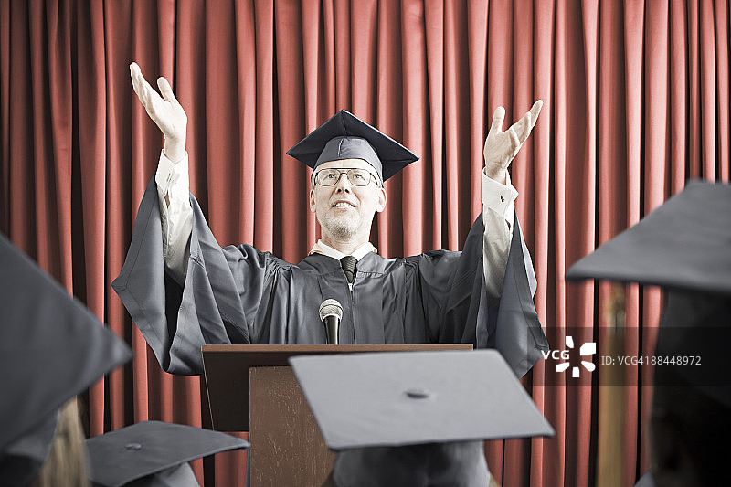 迪安发表毕业演讲图片素材