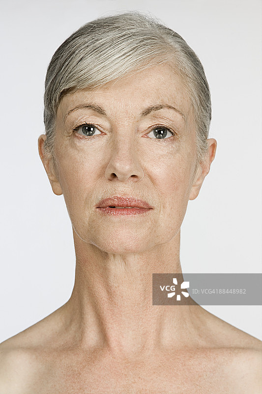 一位年长女性的肖像图片素材
