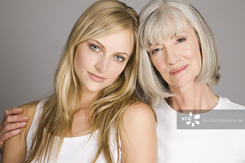 年轻女人和年长的女人图片素材