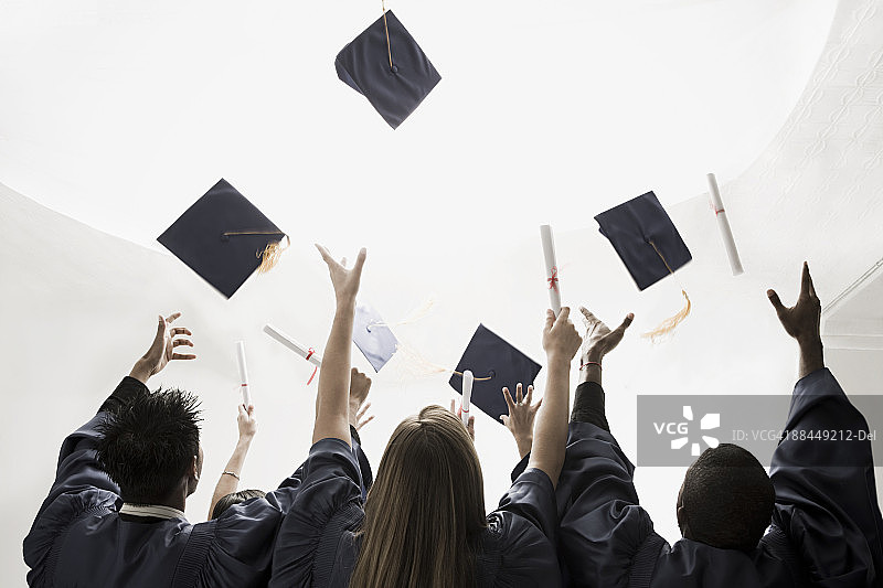 毕业生抛学位帽图片素材
